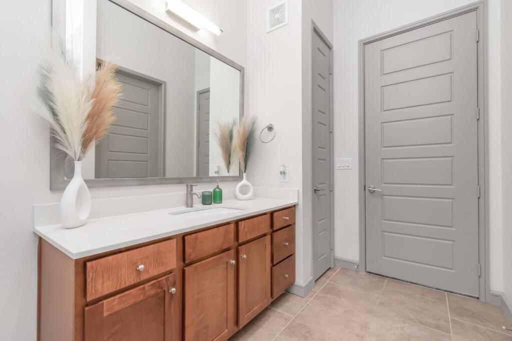 Penthouse Cool-Oasis-In-Houston-Rental Car Available-View-Great-Sleep מראה חיצוני תמונה